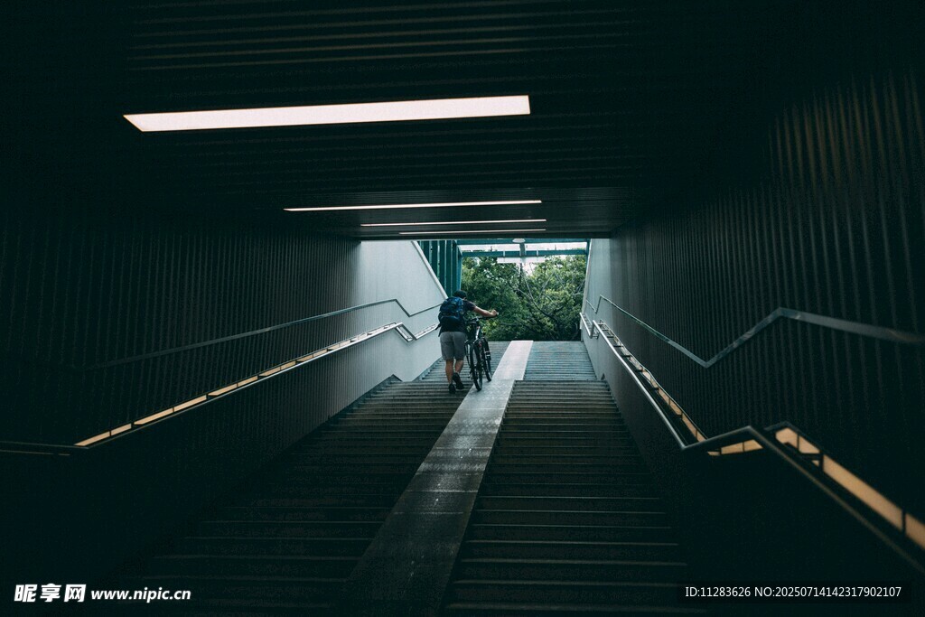 黑暗隧道尽头的光明