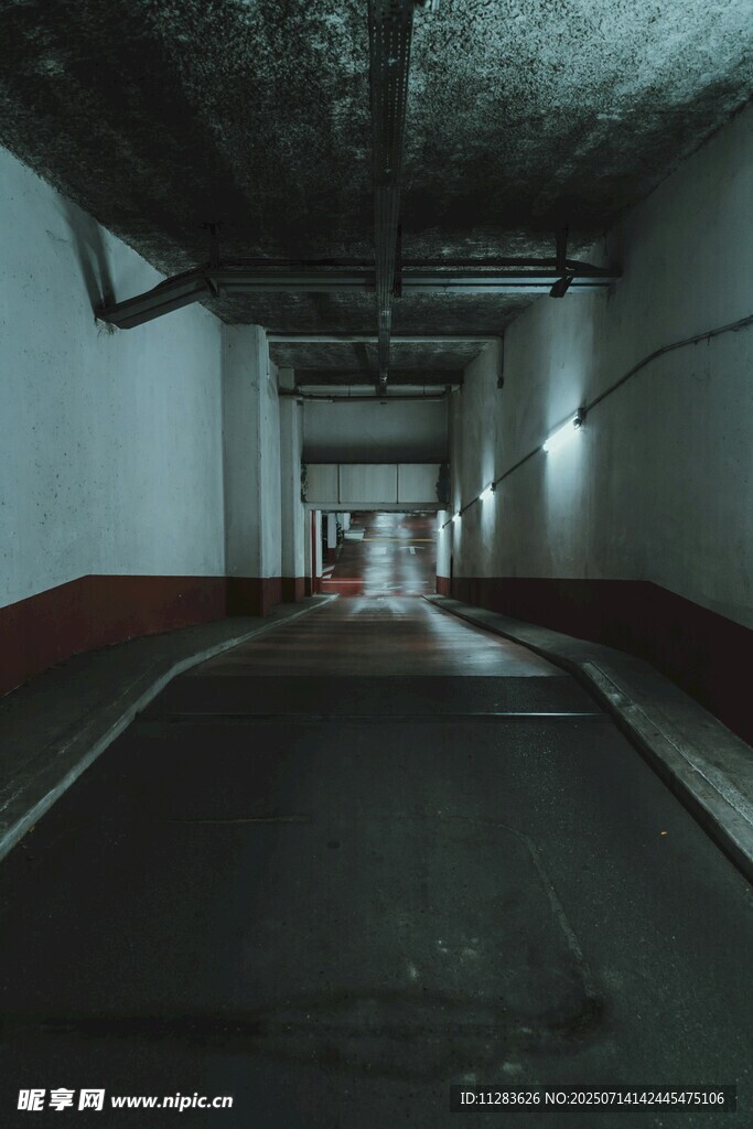 昏暗地下通道内景