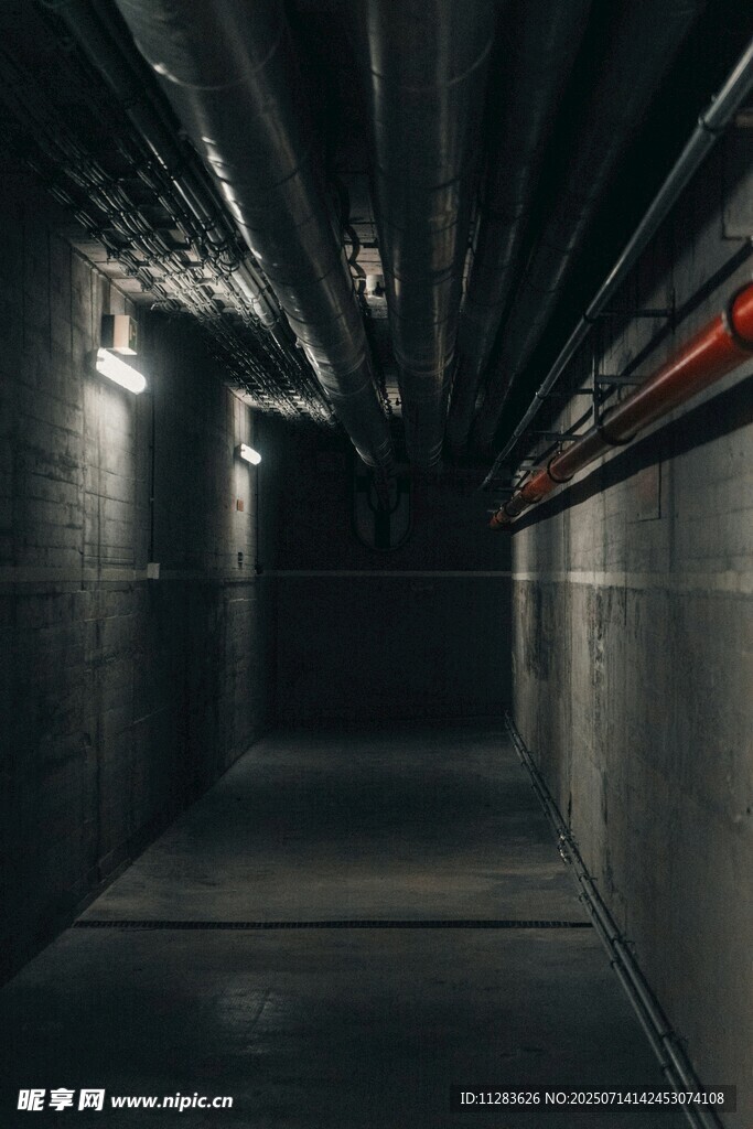 昏暗狭长的地下通道
