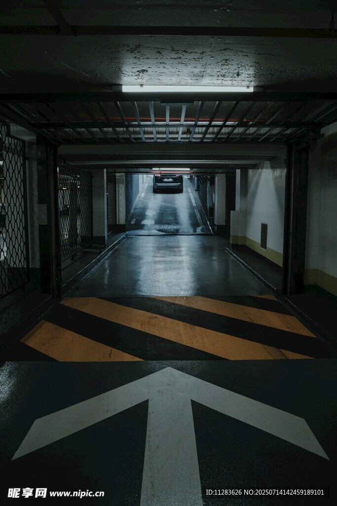 地下停车场内的指示箭头