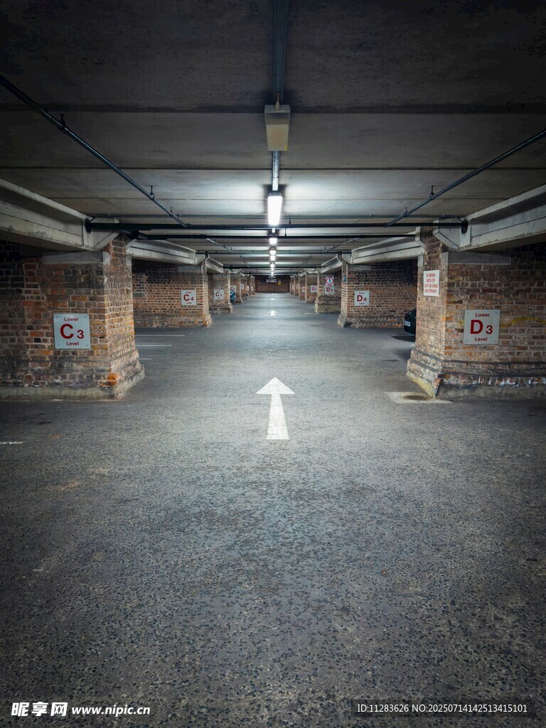 空旷地下停车场内部景象