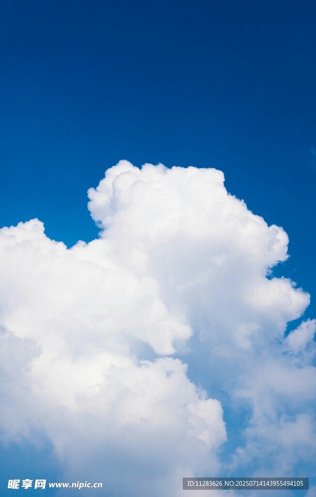 蓝天中的蓬松白云