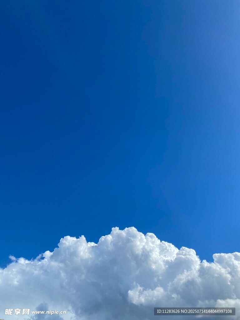 蓝天之上的蓬松云朵
