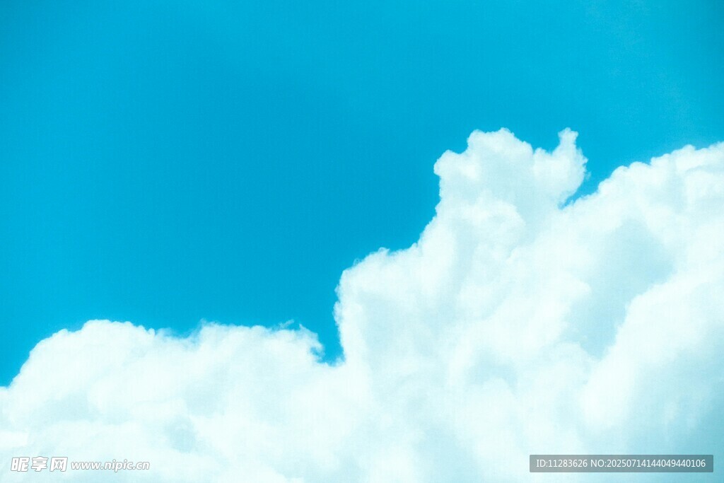 蓝天中的蓬松白云