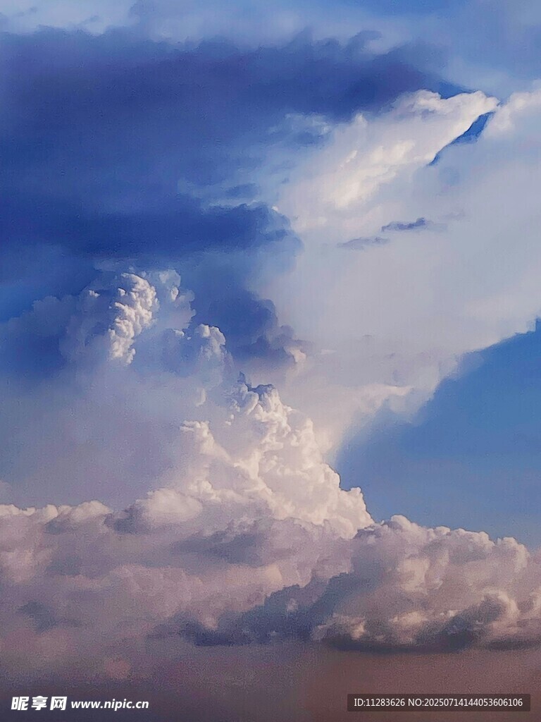 壮丽天空中的梦幻云朵
