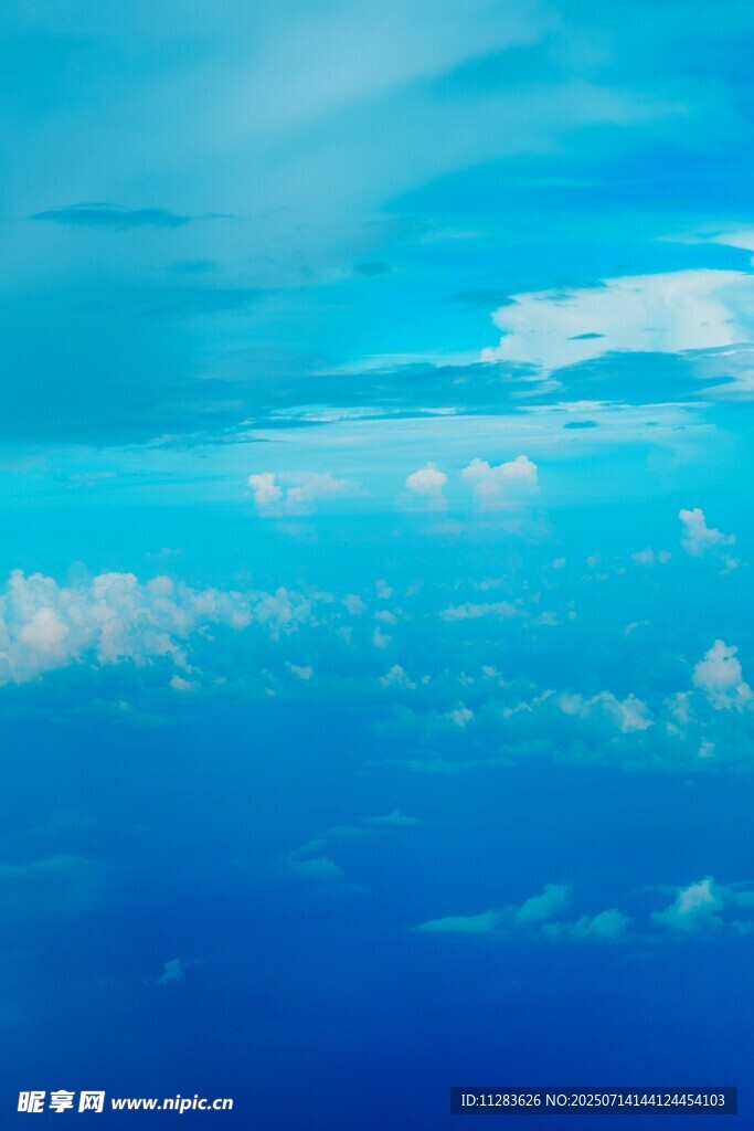 蔚蓝天空下的广阔云海