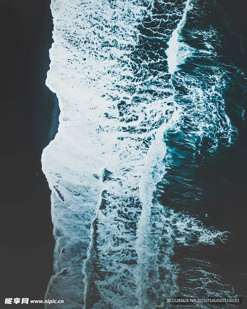 俯瞰海浪拍打悬崖