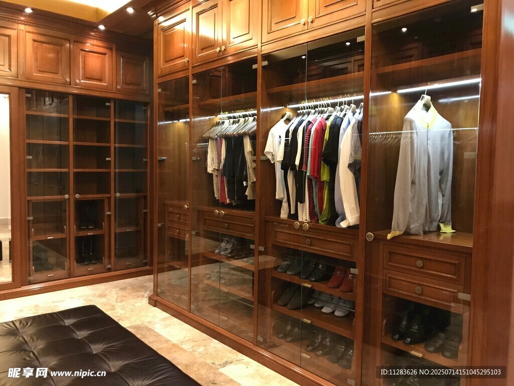 豪华木质衣帽间展示