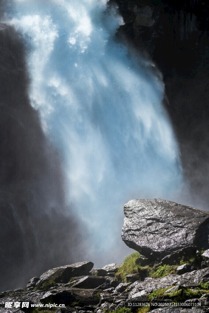 山间飞瀑