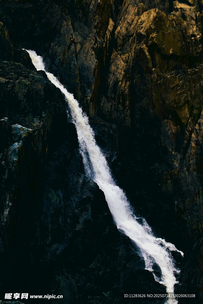 山间飞瀑