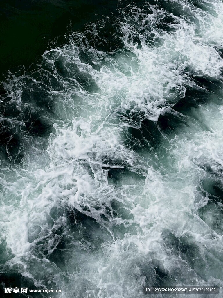 湍急水流特写