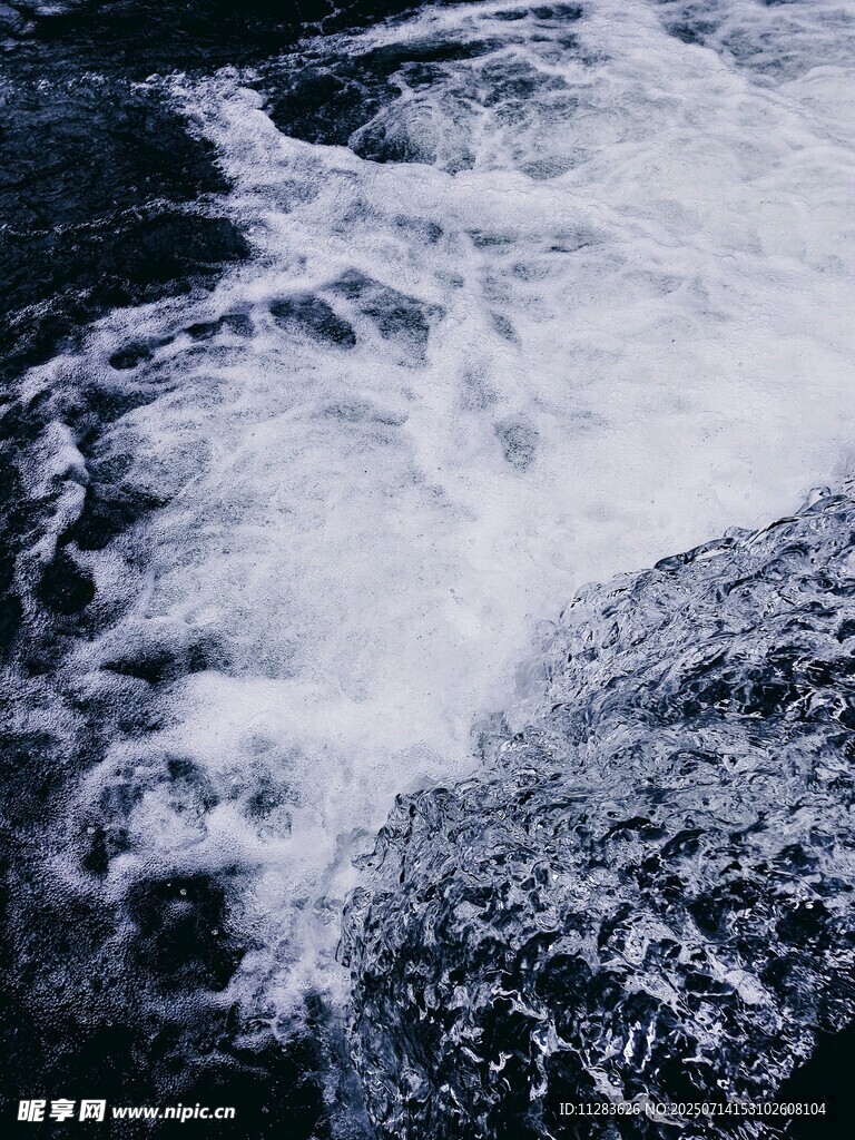 海浪翻涌的壮阔瞬间
