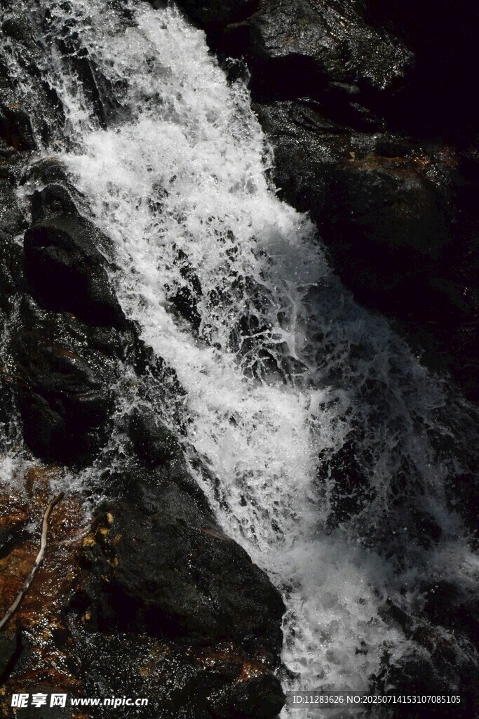 山间湍急溪流