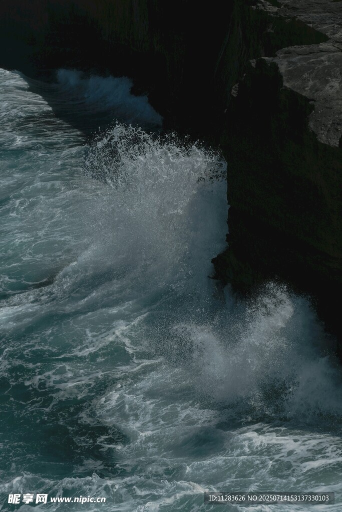 海浪拍击岩石的壮观景象