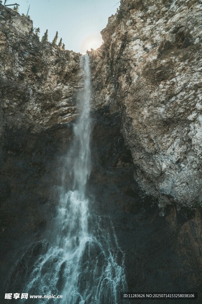 山间瀑布景观