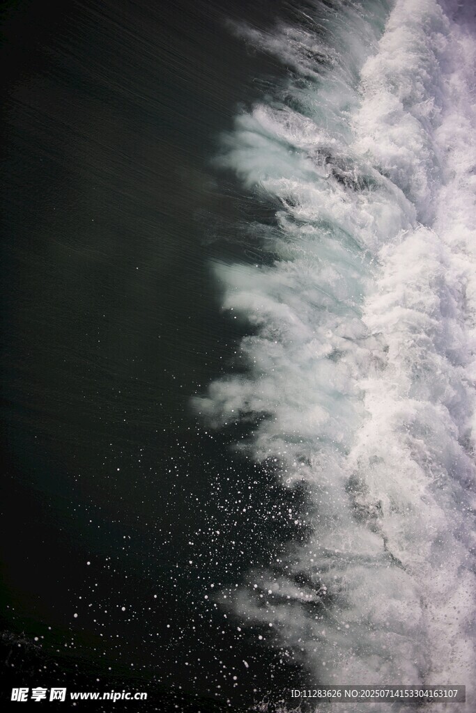 海浪翻涌的动态瞬间