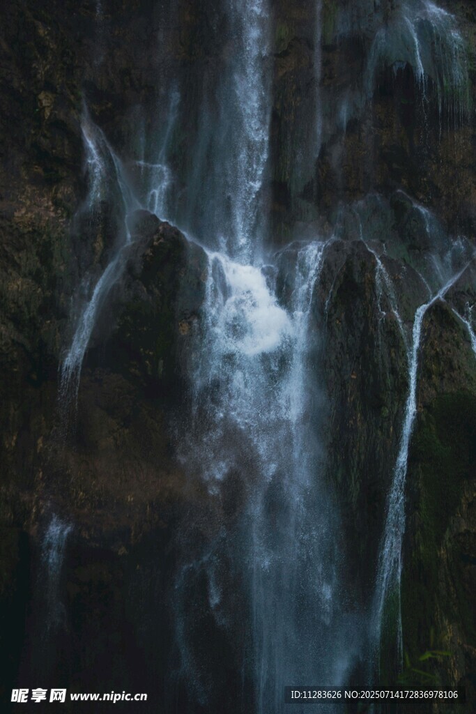 山间瀑布水流倾泻而下