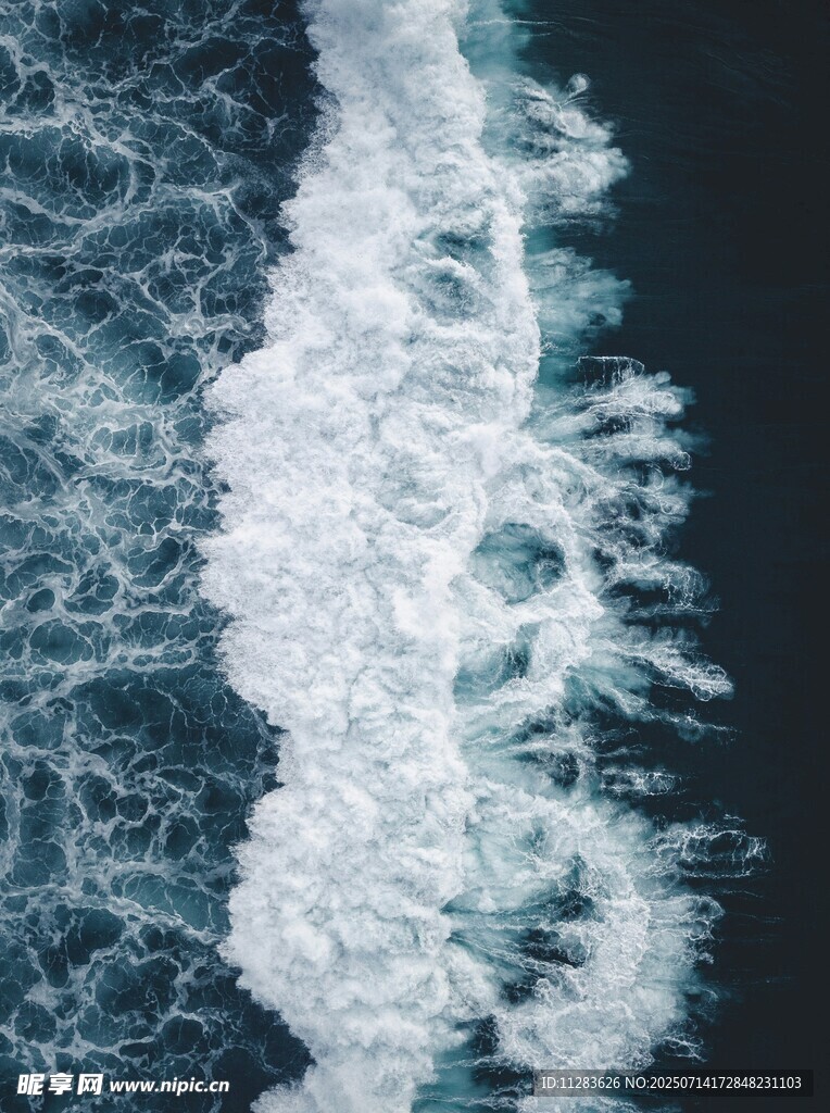 海上浪花翻涌