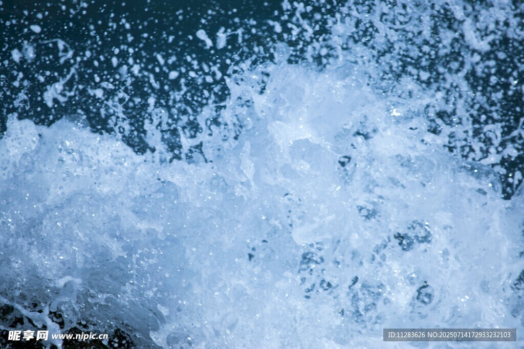 海浪翻涌瞬间