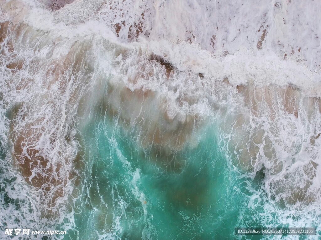 海浪翻涌的绝美海景