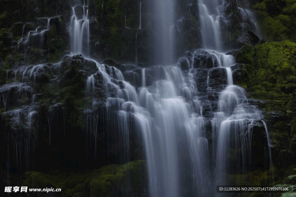 山间瀑布美景