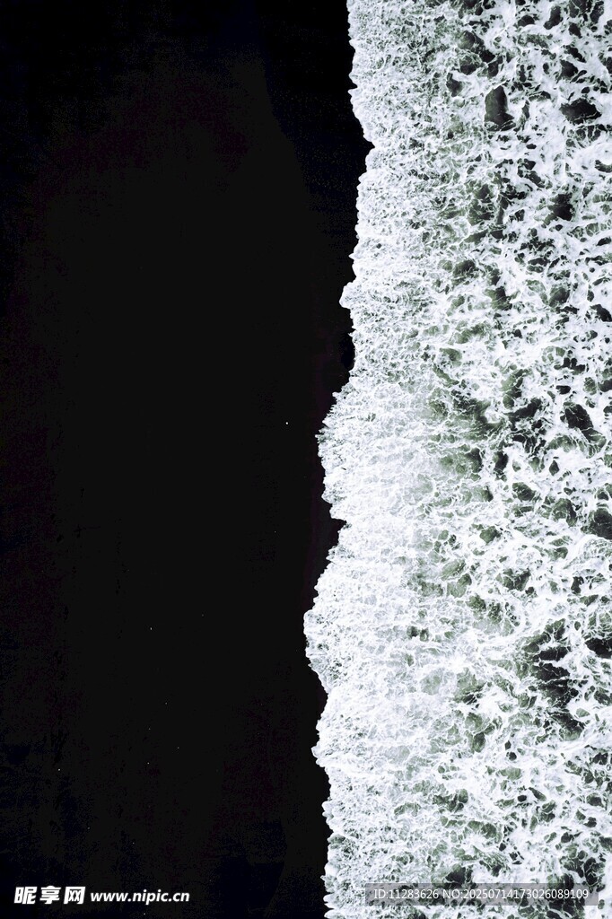 海浪拍打岸边的壮观景象