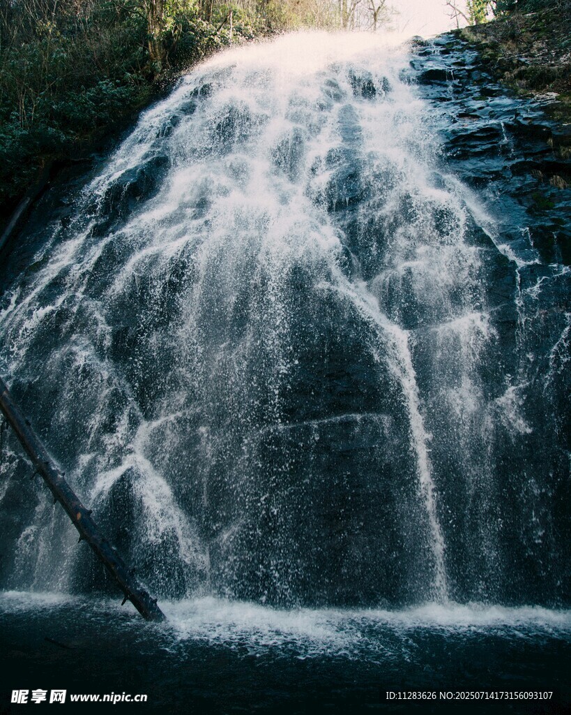 山间瀑布美景