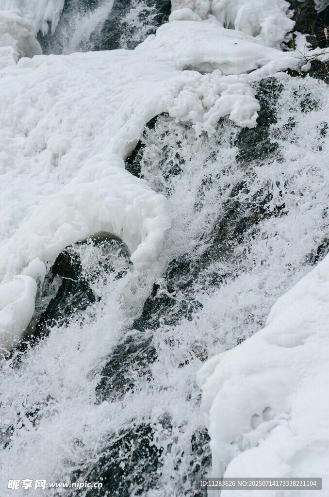 雪覆溪流