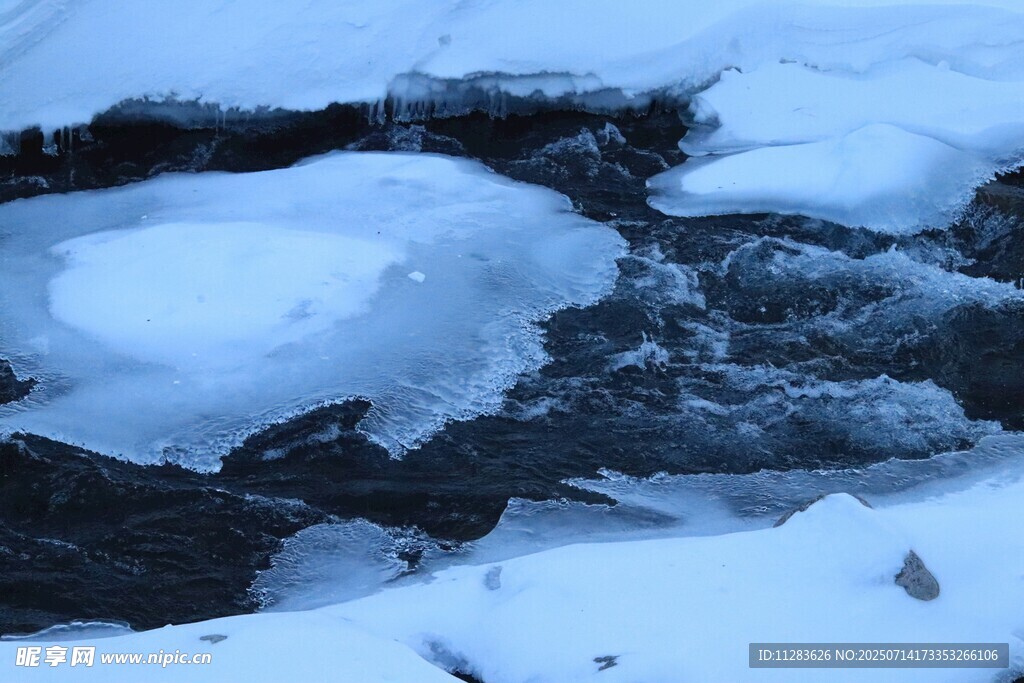 冬日溪流覆冰雪景象