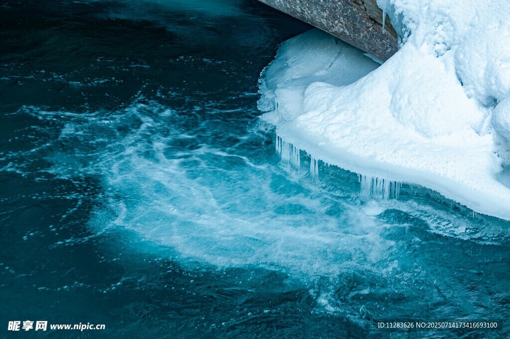 流动水波上的冰雪景象