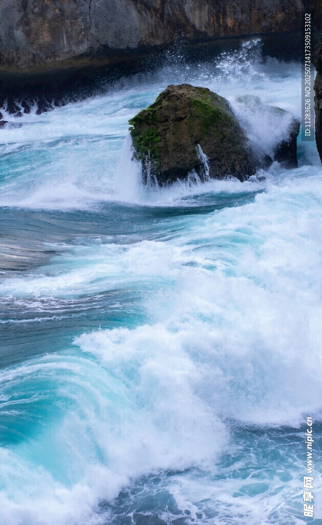 海浪拍击礁石的壮观景象