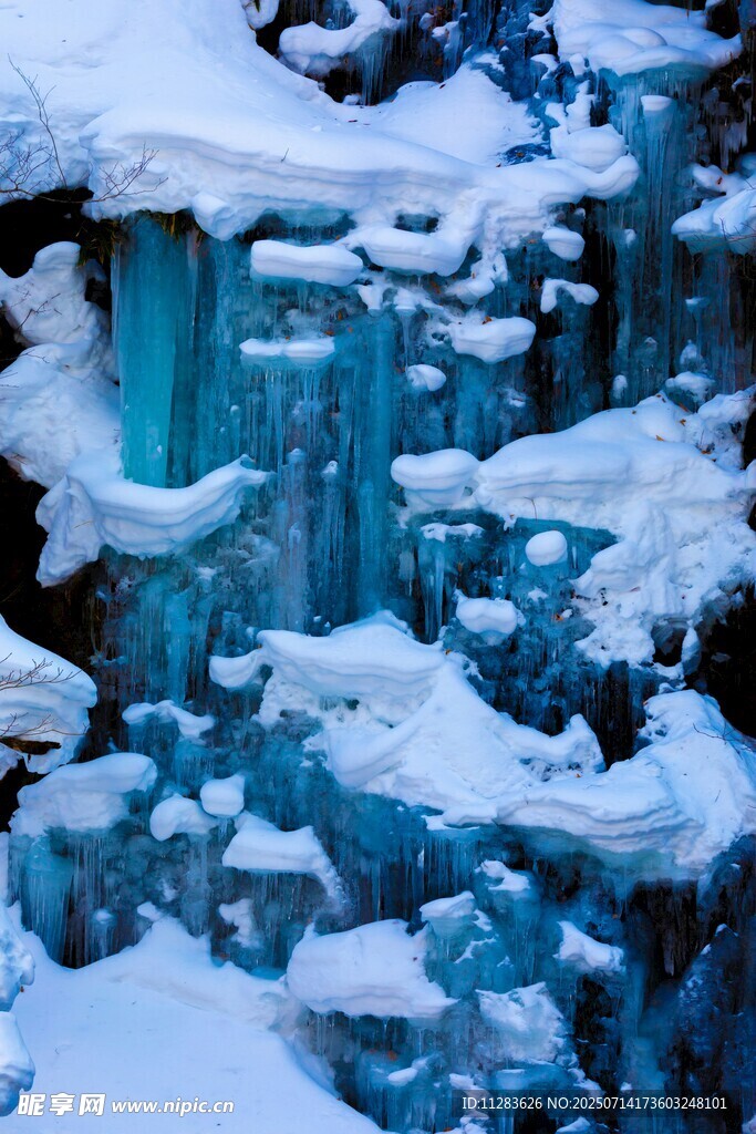 冰雪覆盖的蓝色壮观冰柱