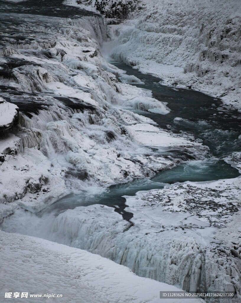 冰岛雪景中的蜿蜒河流