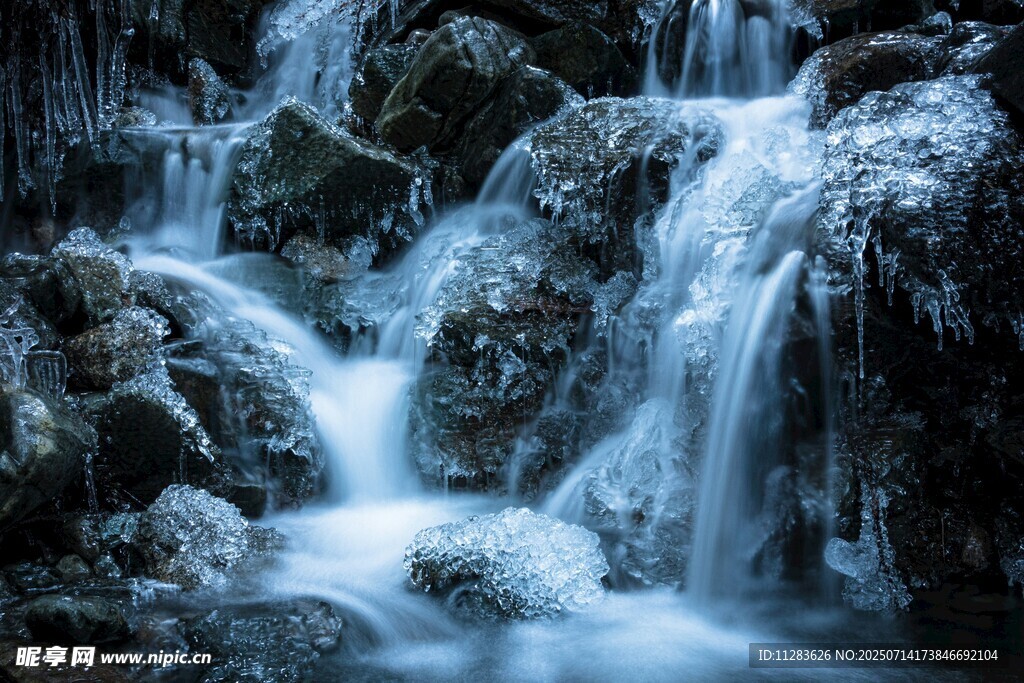山间潺潺溪流瀑布美景
