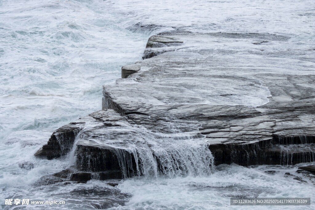 海边岩石上的流水景观