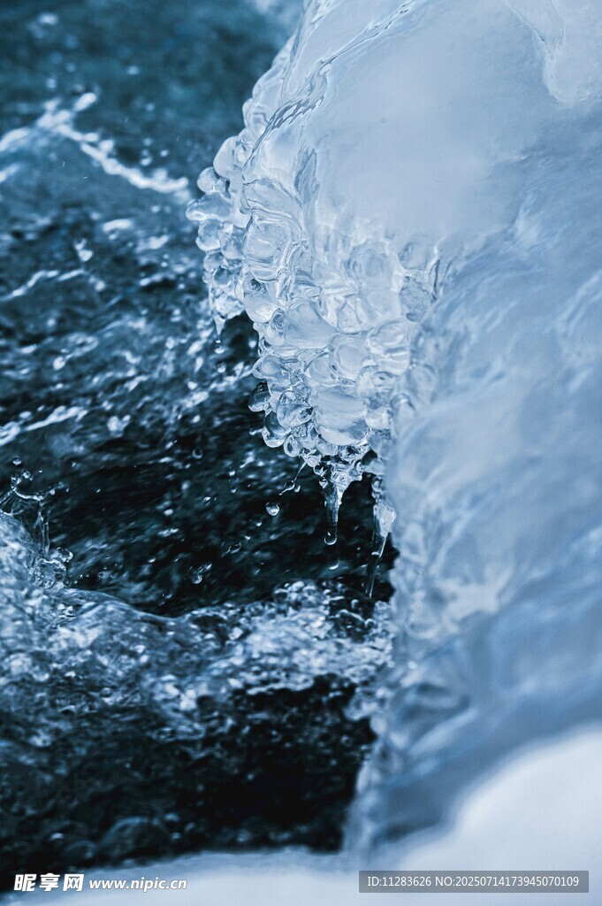 冰雪覆盖的水流景象
