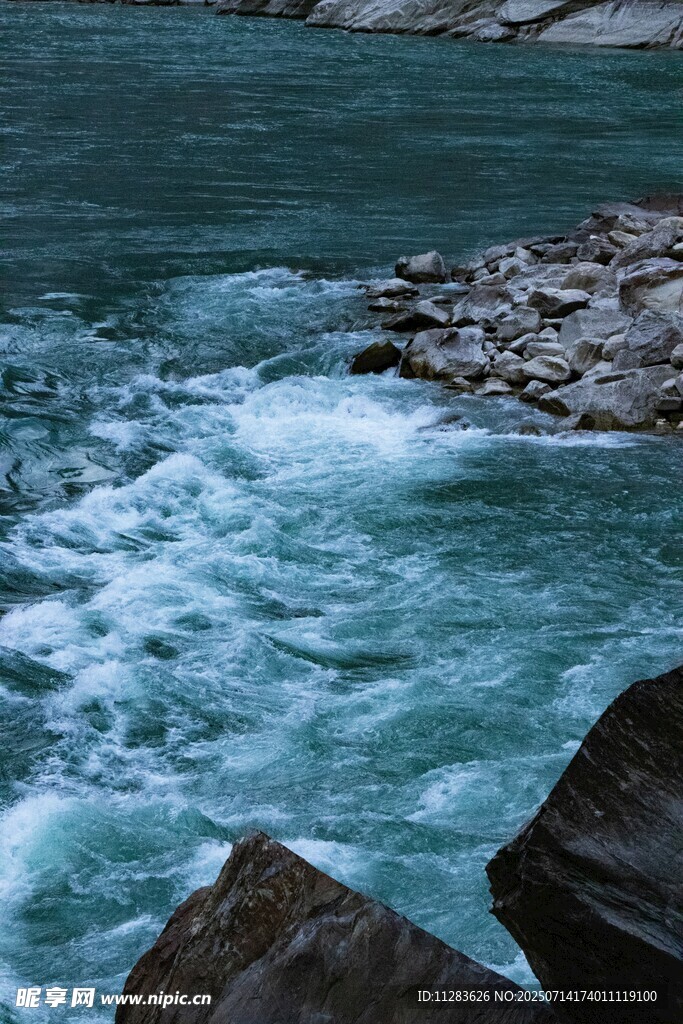 湍急河流与岸边岩石