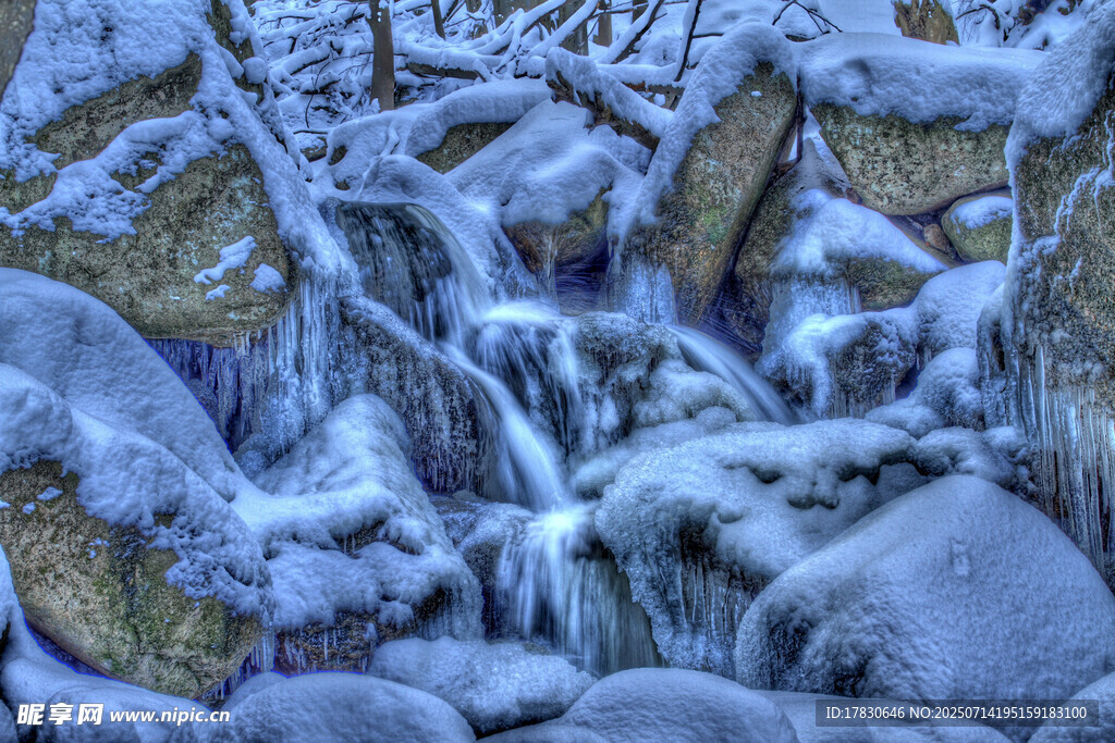 冬日雪覆溪流景观