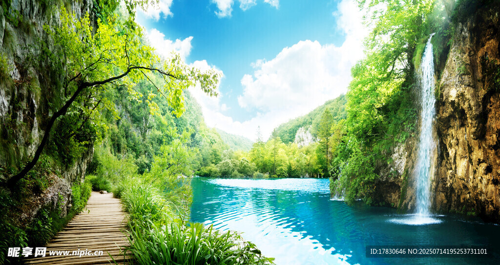 山间幽径旁的绝美瀑布湖景