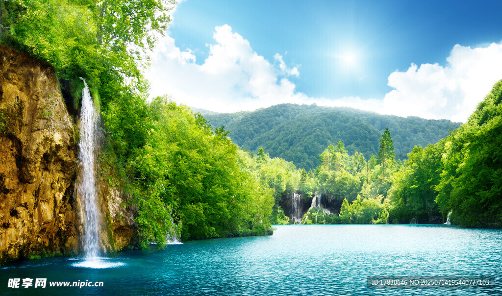 山间瀑布下的碧绿湖水