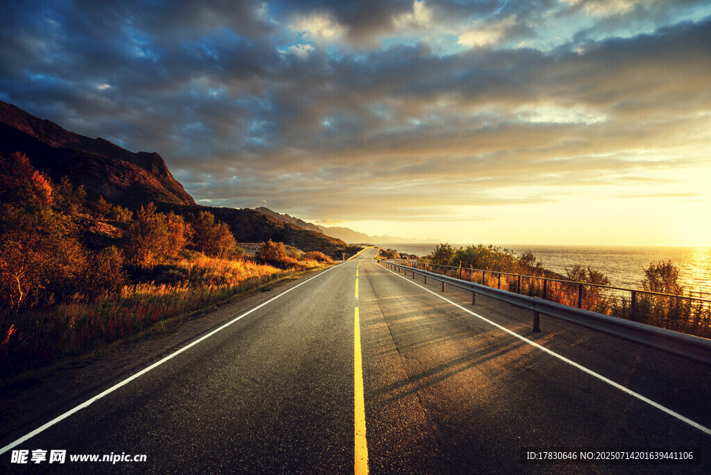 夕阳下的公路美景