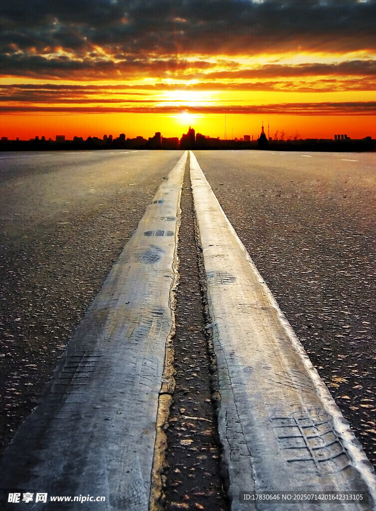夕阳下的空旷道路