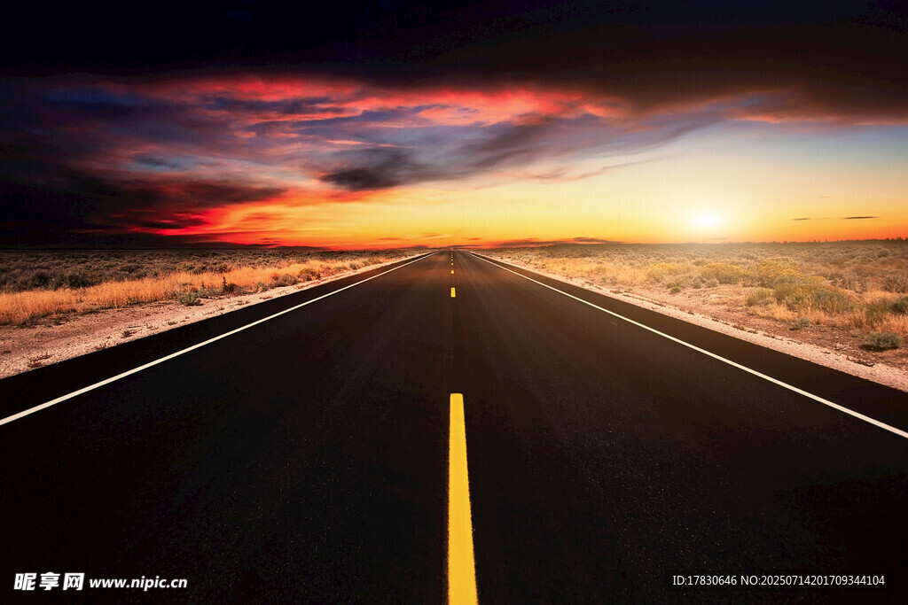 夕阳下的公路延伸向远方