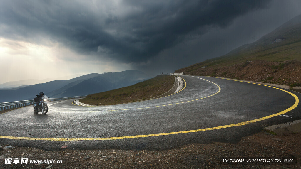 蜿蜒公路上的风雨景象