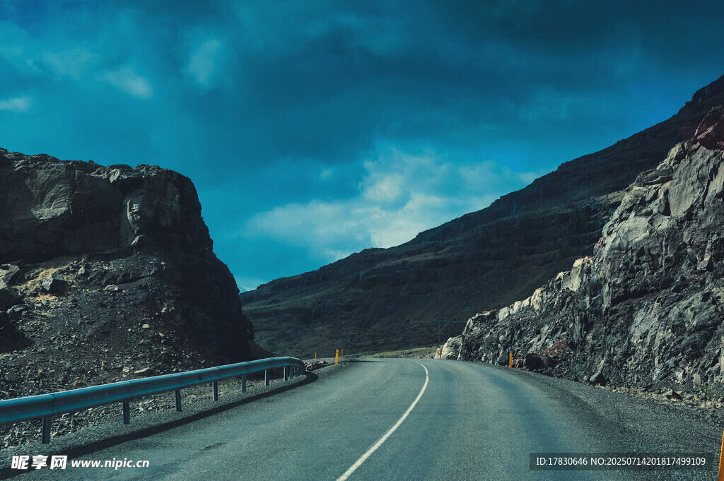 蜿蜒公路穿行于壮丽山景