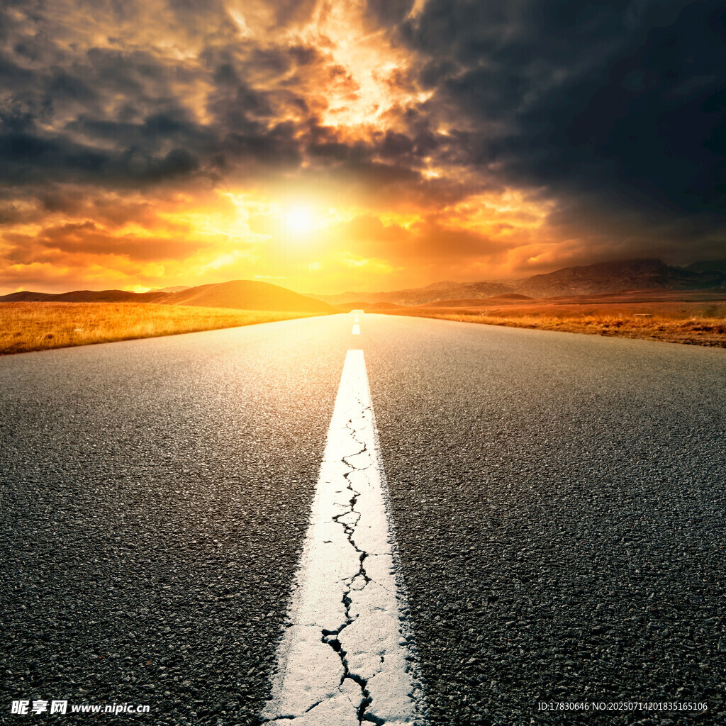 夕阳下的公路延伸向远方