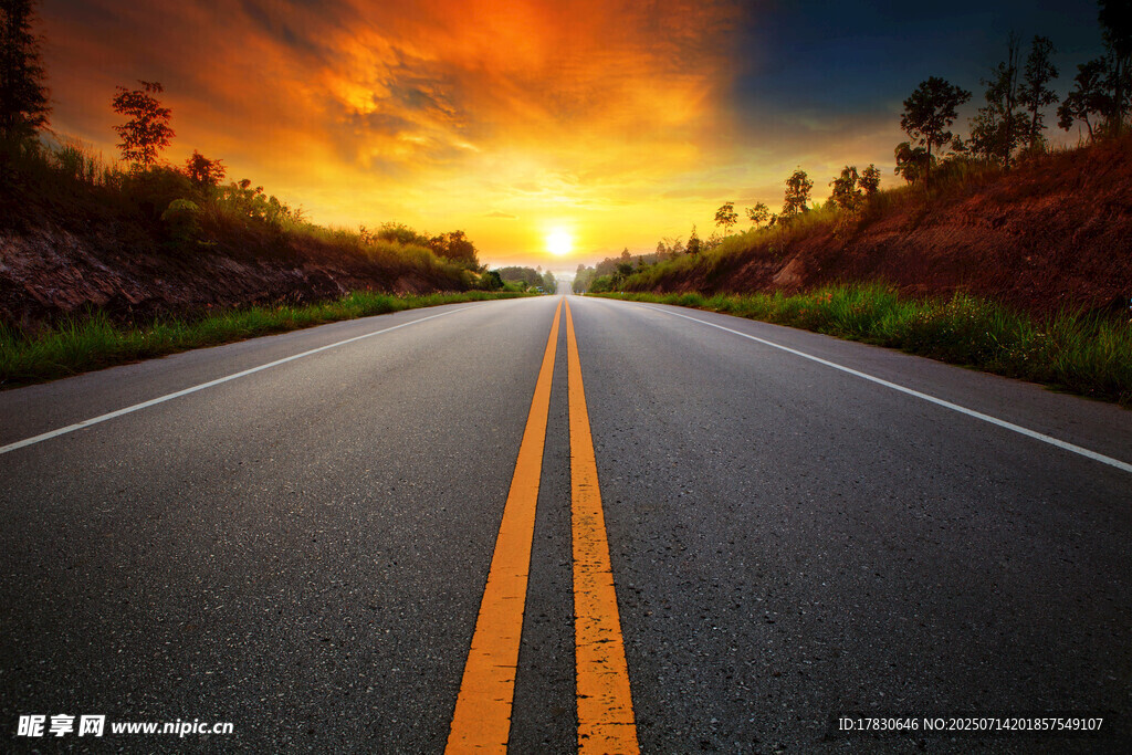夕阳下的公路美景
