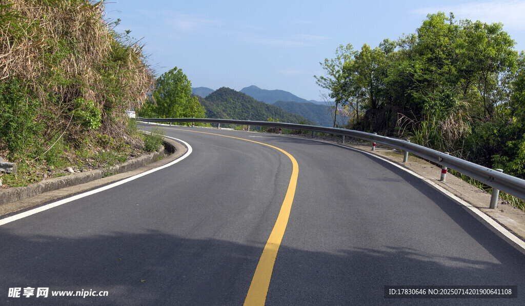蜿蜒山间公路美景