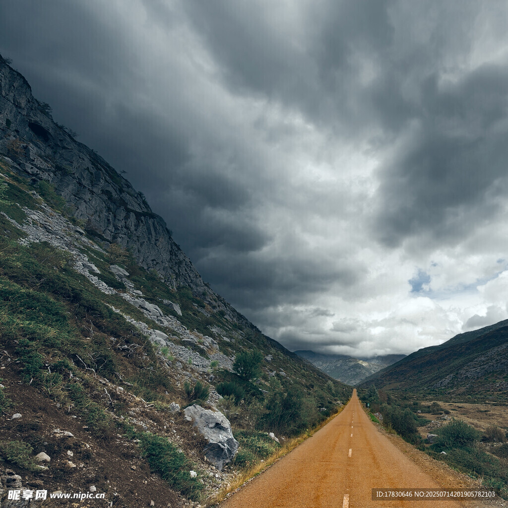 山间公路乌云笼罩之景