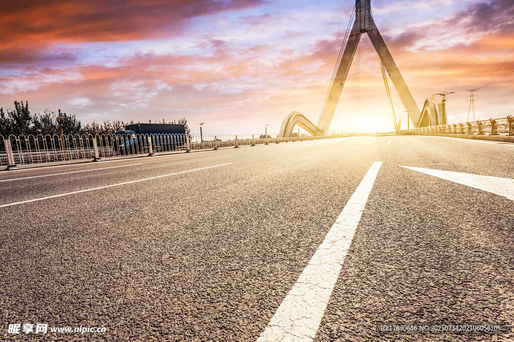 夕阳下的公路与桥梁美景